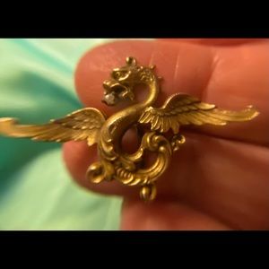 10 KT dragon/ Griffen pin with genuine pearl.